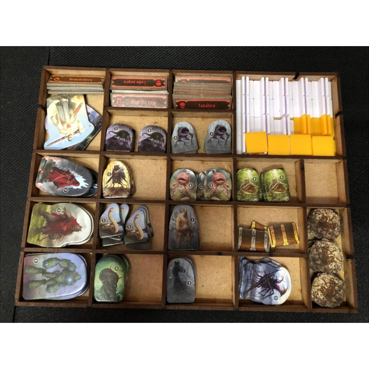 INSERTO COMPATIBLE CON GLOOMHAVEN FAUCES DEL LE&Oacute;N MONTADO